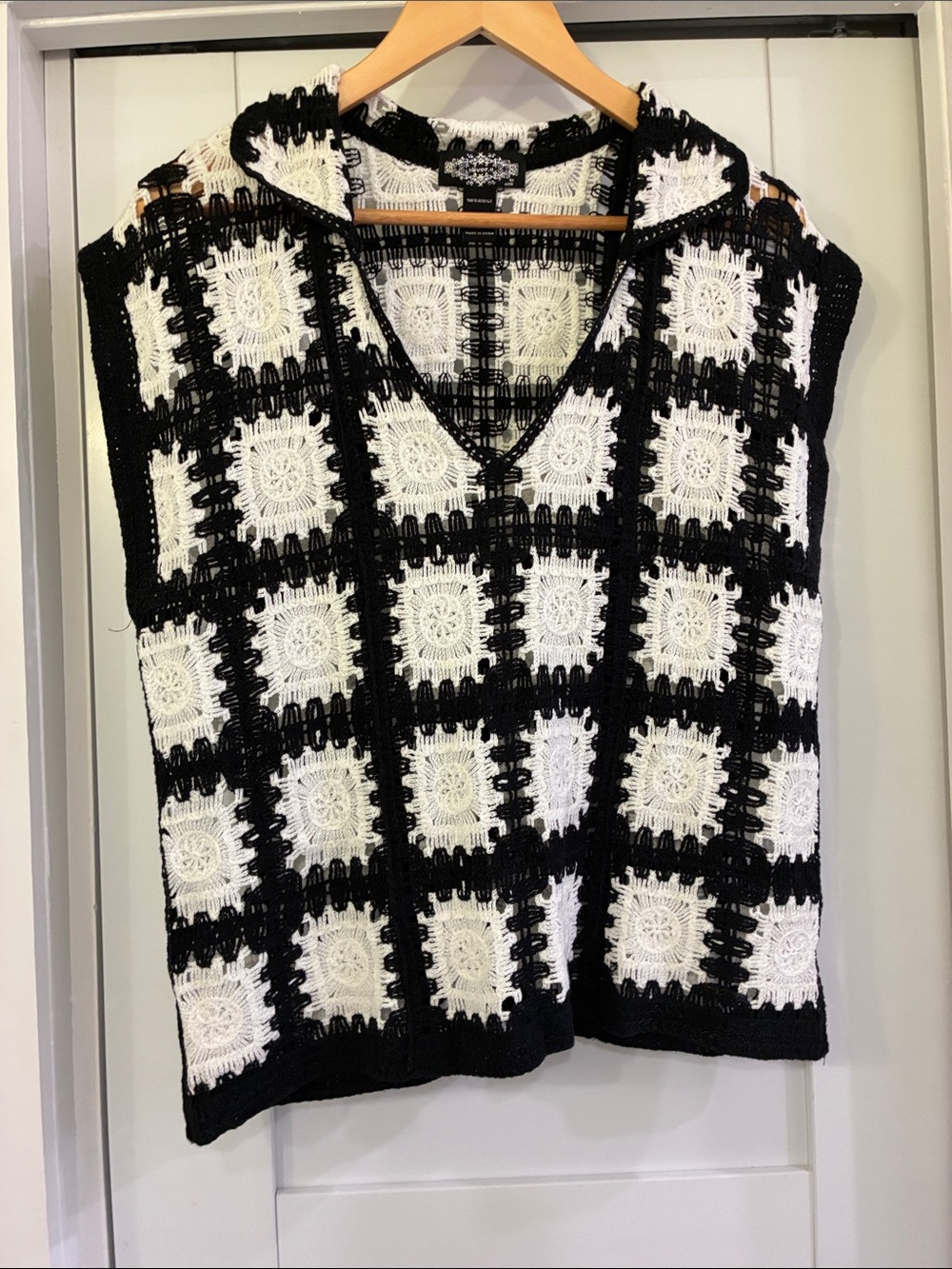 Black & White Crochet Collared Vest M